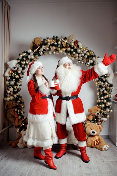 Санта Клаус, та його помічниця, Святий Миколай, Дід Мороз та Снігурка