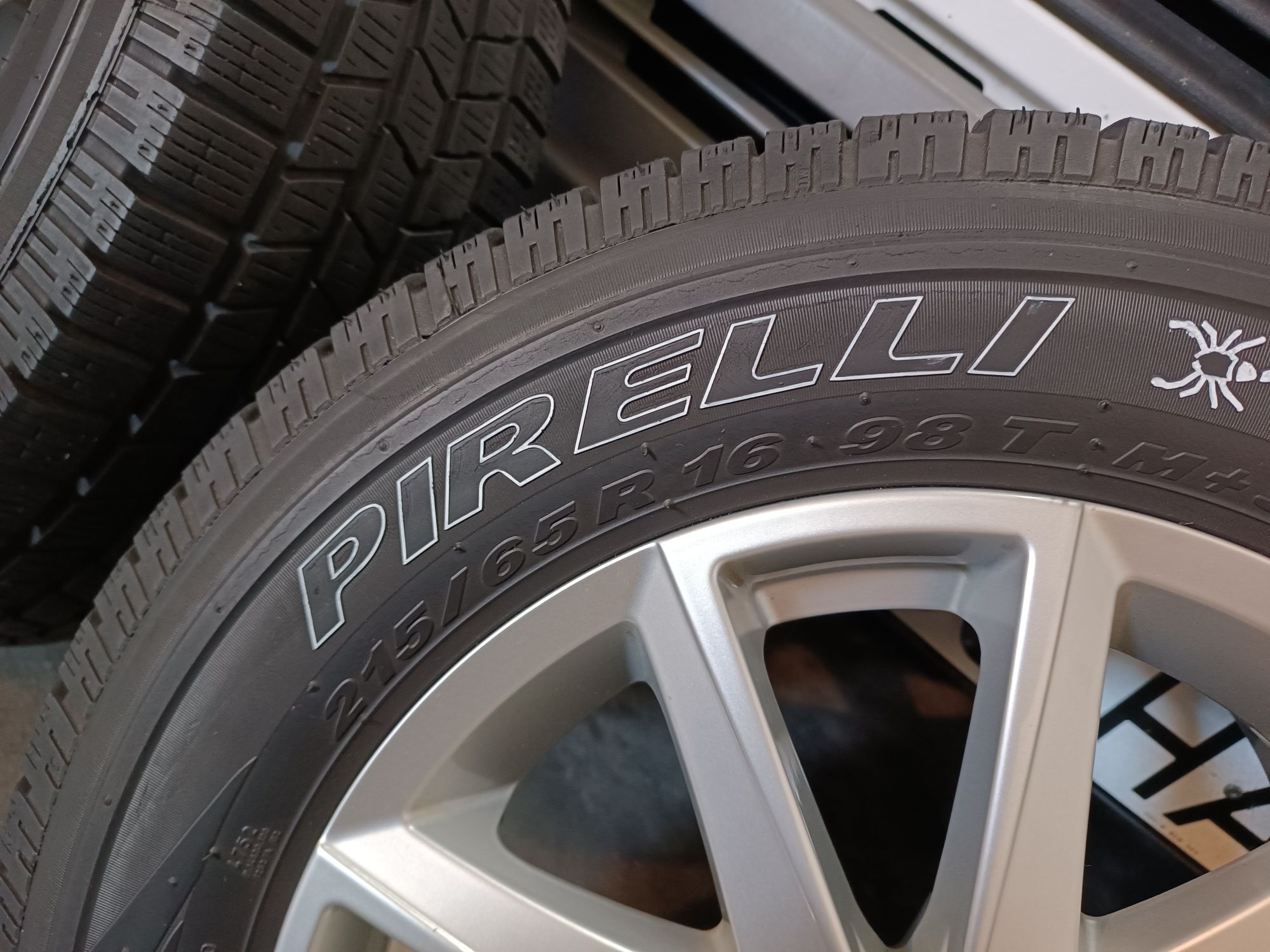 Pneus Pirelli 215/65/16