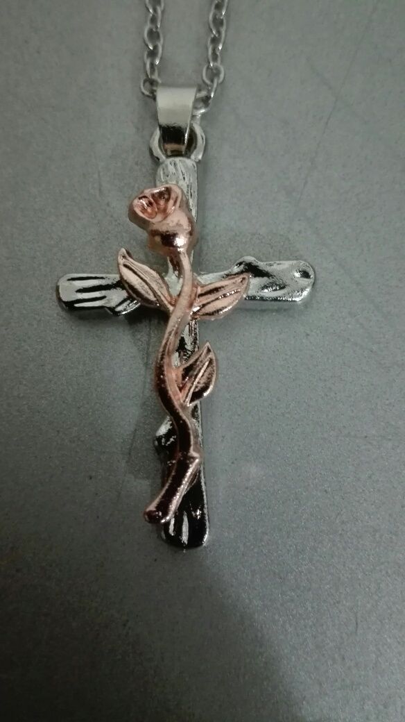 Crucifixos e medalhas para fios (pingentes)