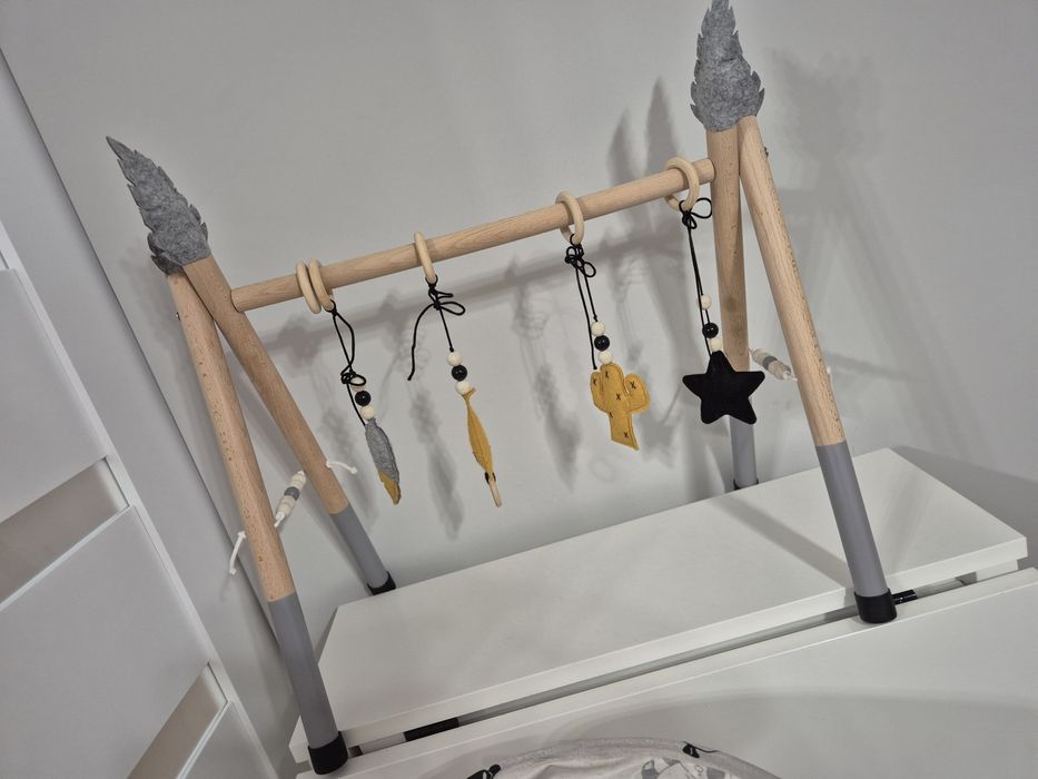 Stojak silownia dla niemowlat dzieci baby gym Nelaroom