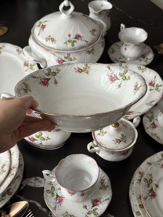 Неймовірно красивий порцеляновий сервіз