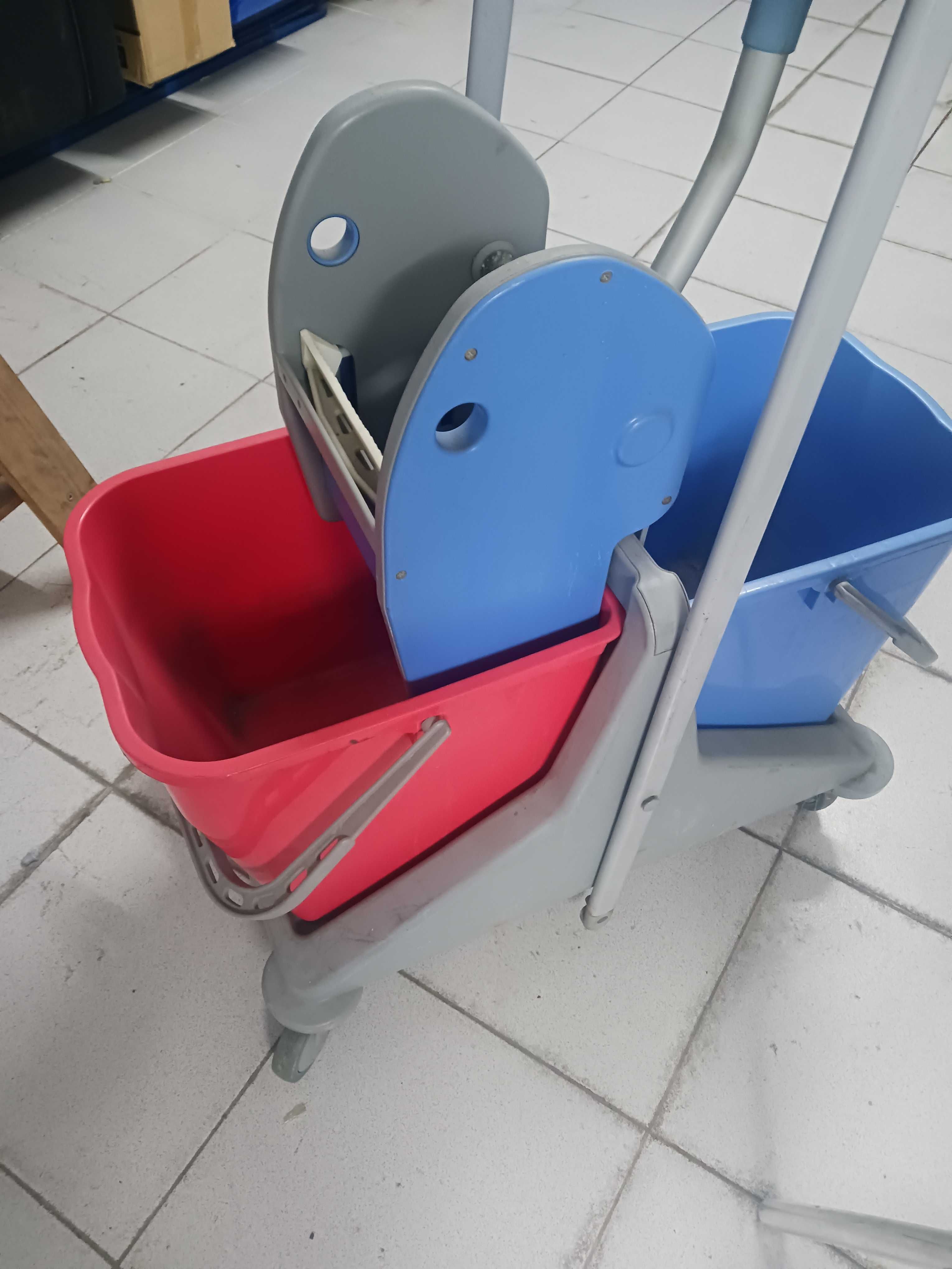 Carrinho com rodas para limpeza com dois baldes e suporte esfregona