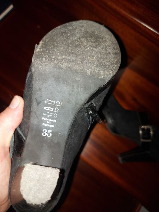 Botin em pele preto, com pormenor de cobra e fivela - nr 35