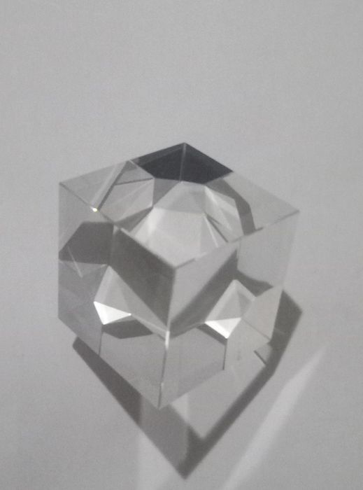 Скляний куб з ребром 4.8см.