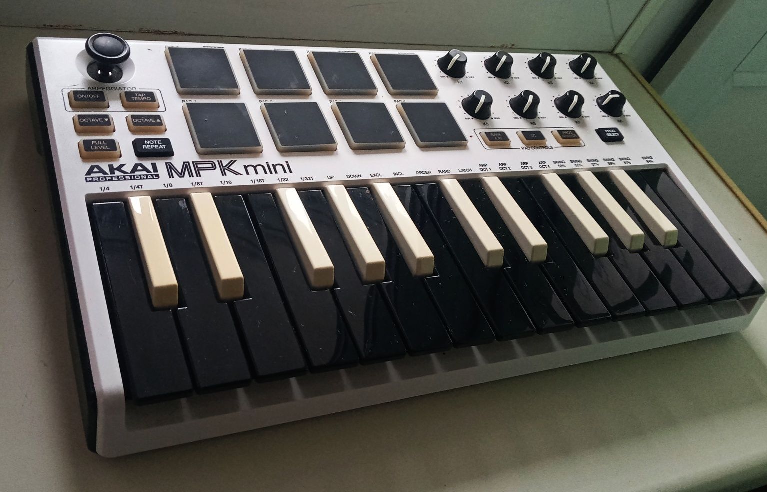 Продам AKAI MPK MINI MK2 WHITE MIDI клавиатура
Количество клавиш
25
Уп