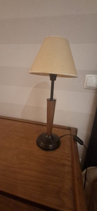 Candeeiro de mesa clássico em madeira e metal