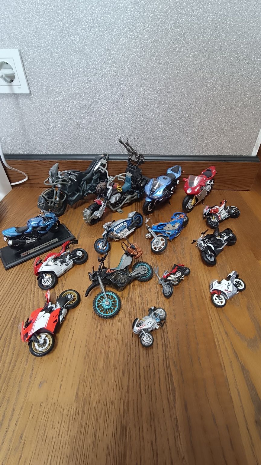 Колекция игрушек мотоциклы