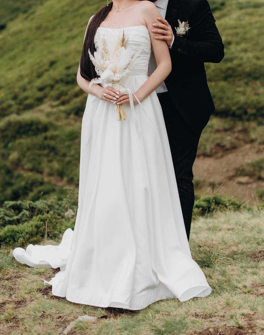 Дизайнерська весільна сукня А-силует зі шлейфом