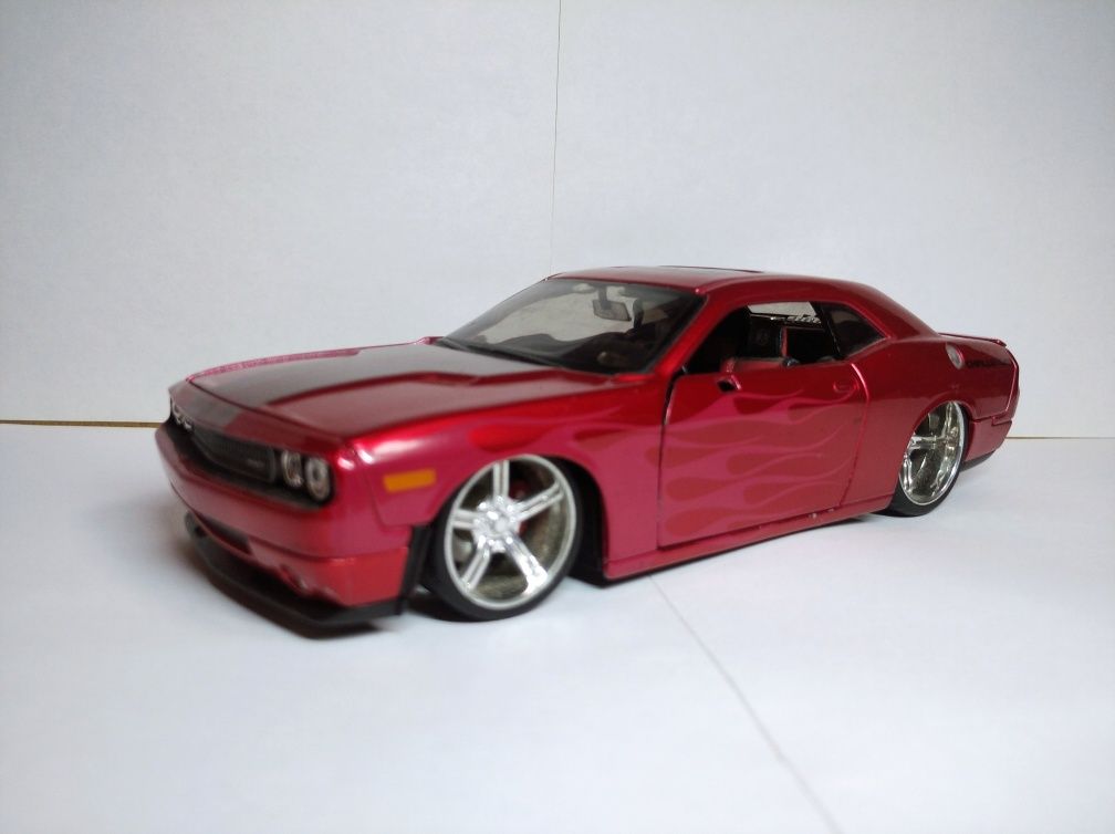 Модель Dodge Challenger 1/24 Maisto Limited