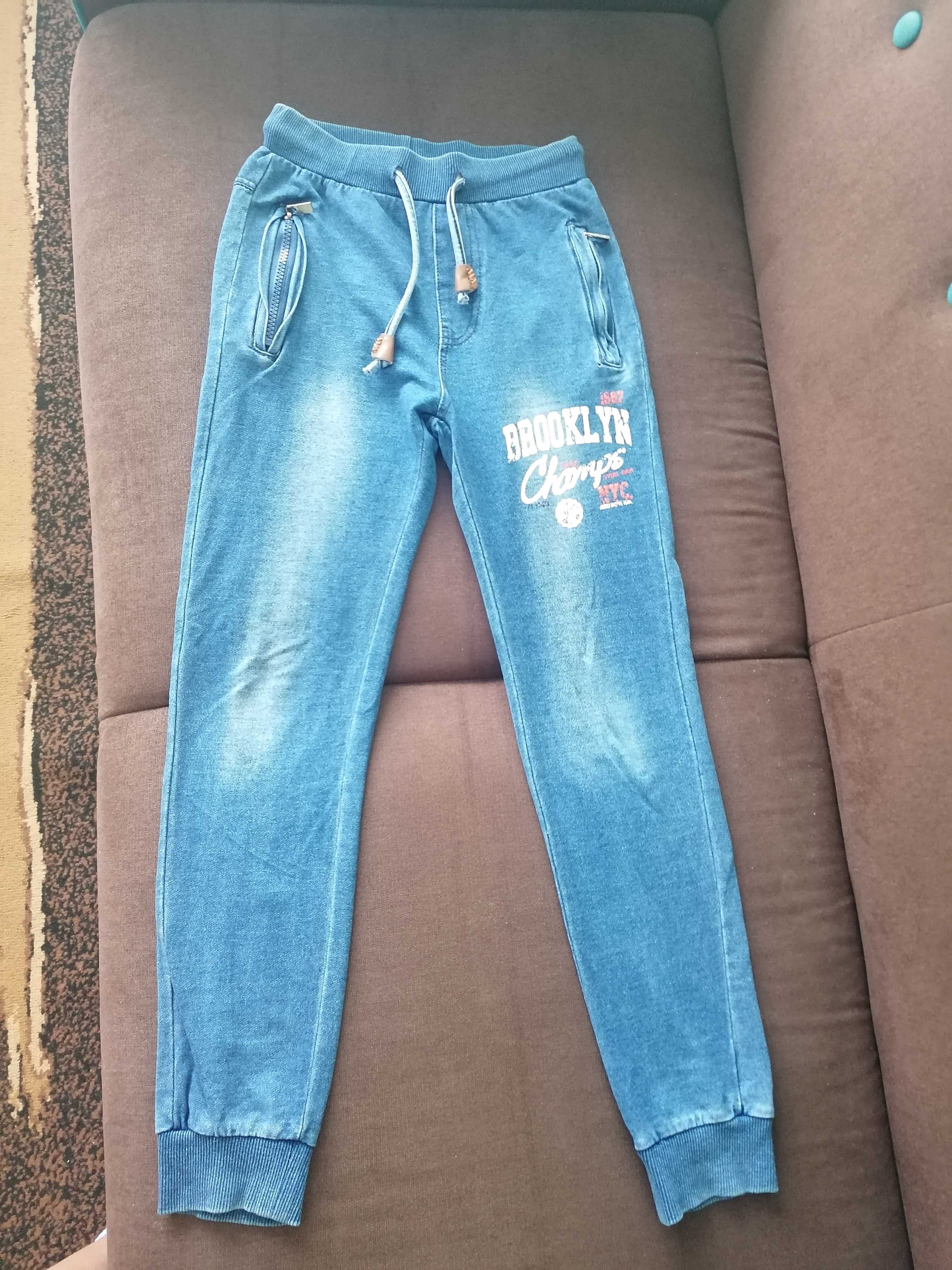 12 zł spodnie dresowe a'la jeans rozm 146