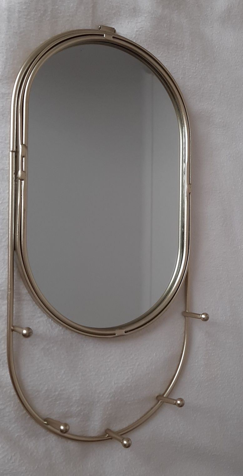 Espelho pequeno com cabides para colares