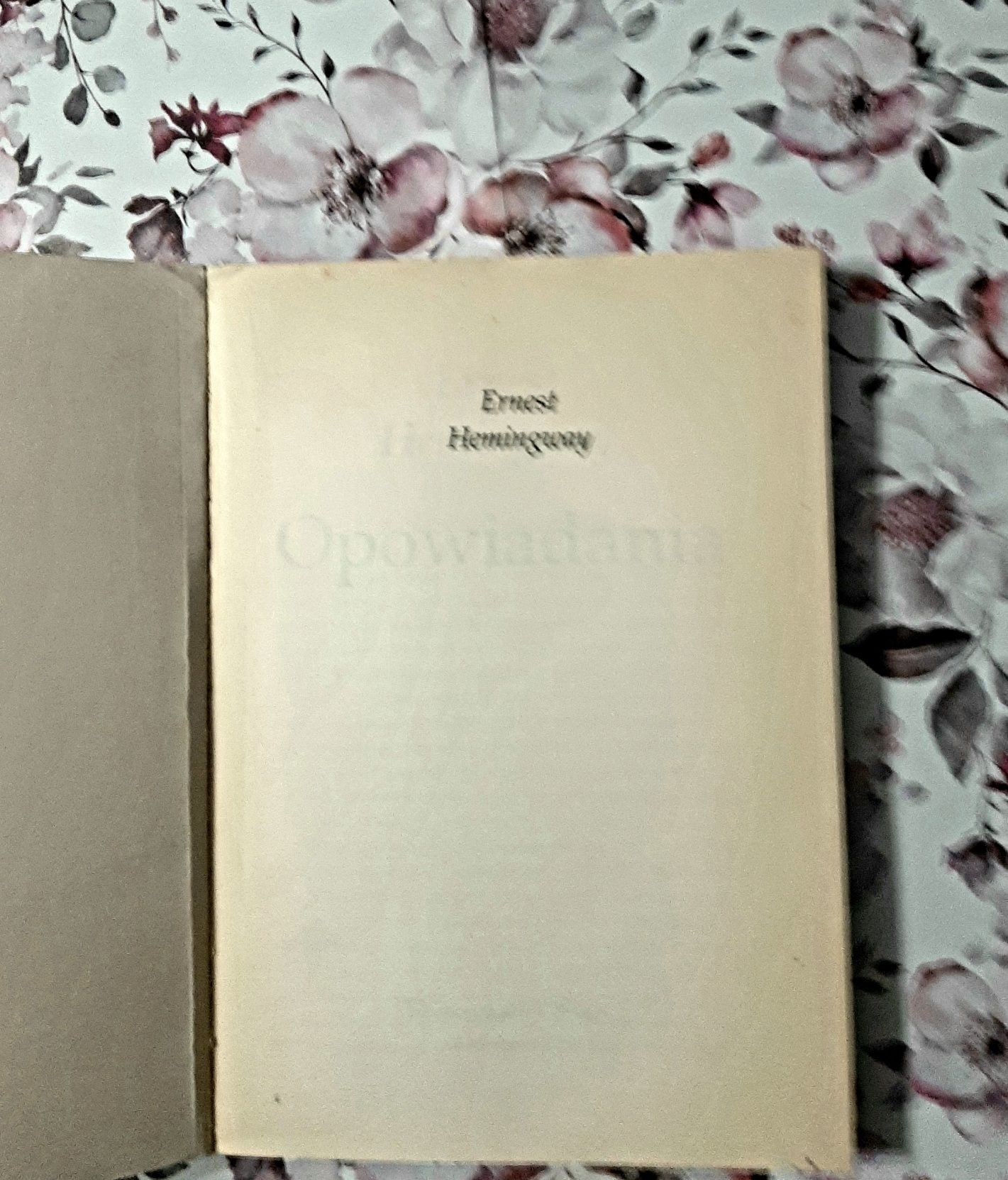 "Opowiadania" Ernest Hemingway, książka - 21 opowiadań, duże litery
