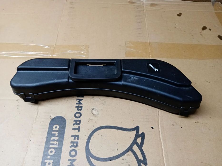 Hak holowniczy ucho schowek Audi A4 B6 8E0805616 8E0012111