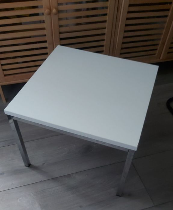 Stolik kawowy bialy 45cmx45cm nozki chromowane
srebrne
