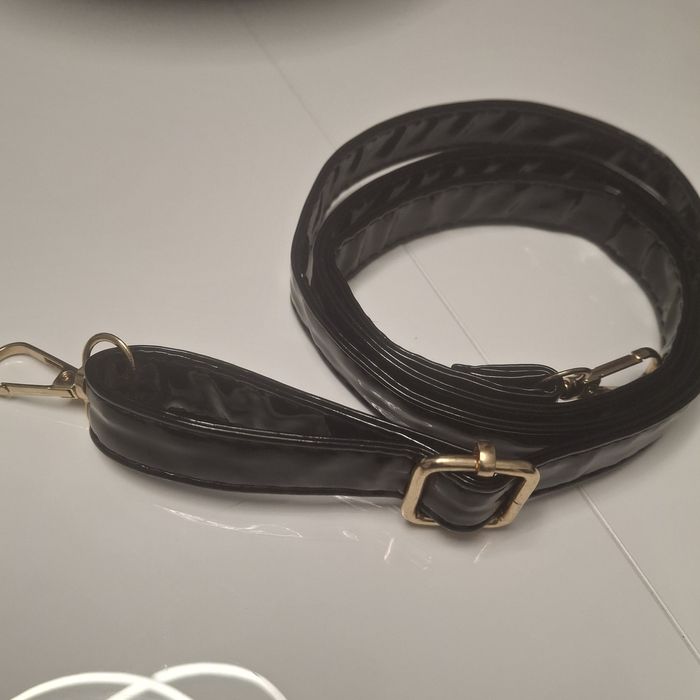 Pasek lakierowany czarny do torebki