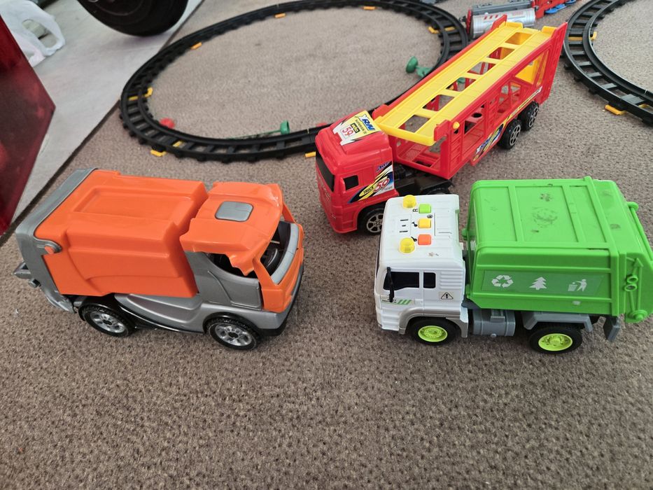 Śmieciarki, laweta- ciężarówka.