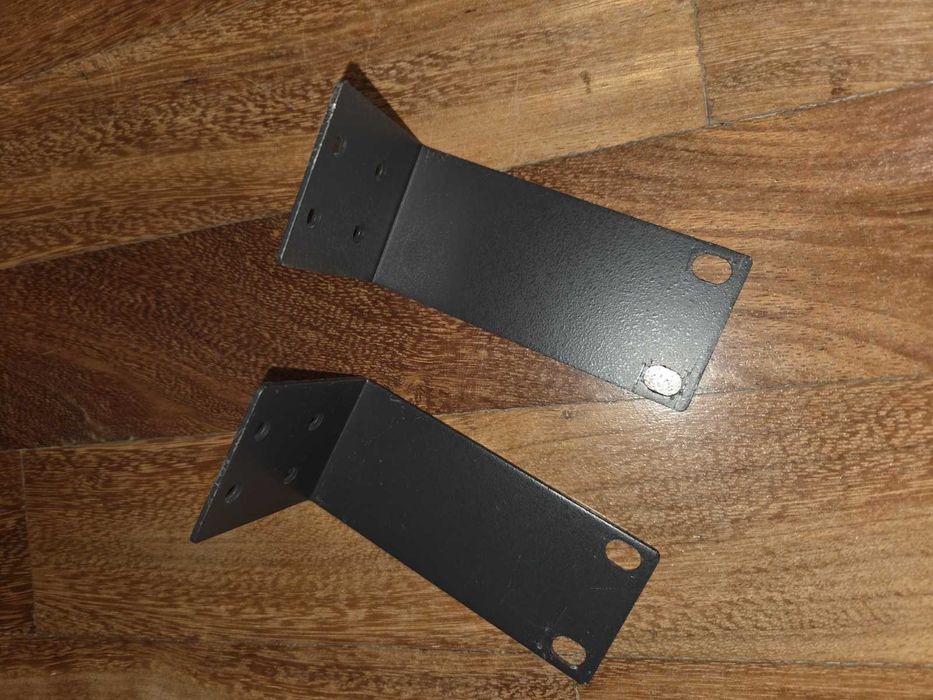 Uchwyty do montażu w szafie rack 19 cali