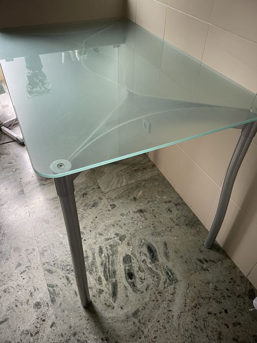 Mesa de cozinha tampo de vidro fosco