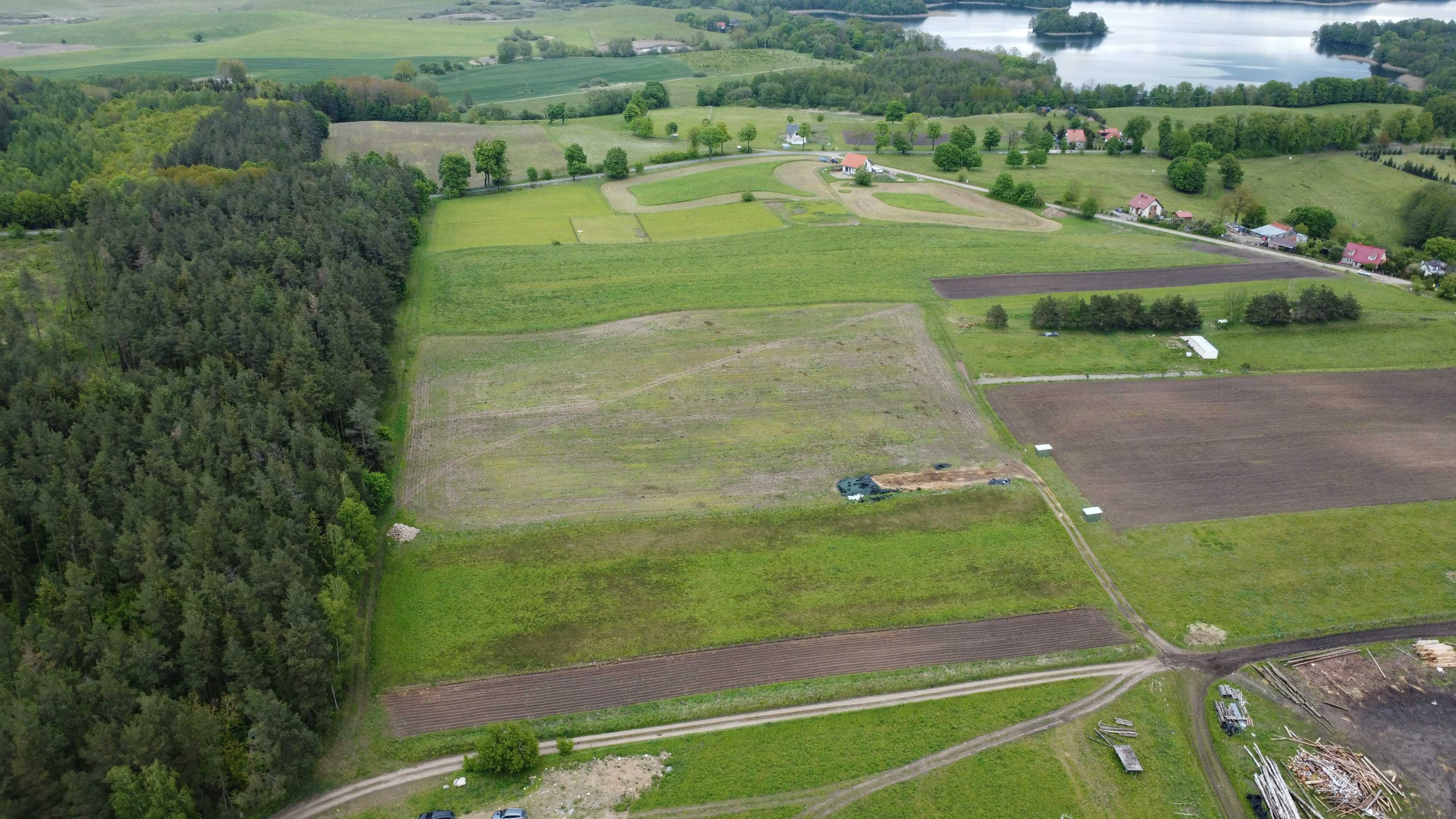 DZIAŁKI z pozwoleniem na budowę   MAZURY  w okolicy 3 jezior.