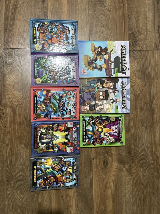 Книги Minecraft (збірник із шести книг) та два тома з коміксами