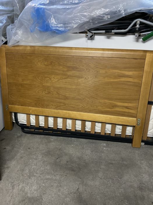 Cama de casal em madeira