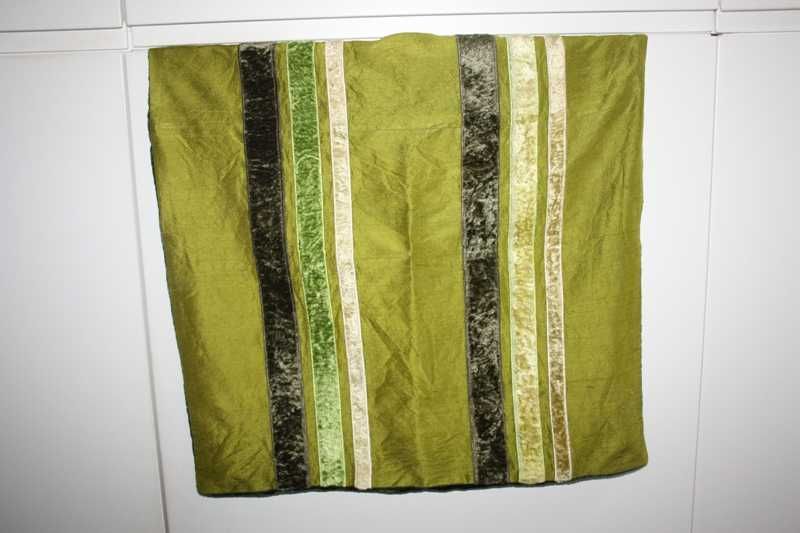 Capa quadrada com vários tons de Verde cetim e veludo ZARA HOME 49 cm
