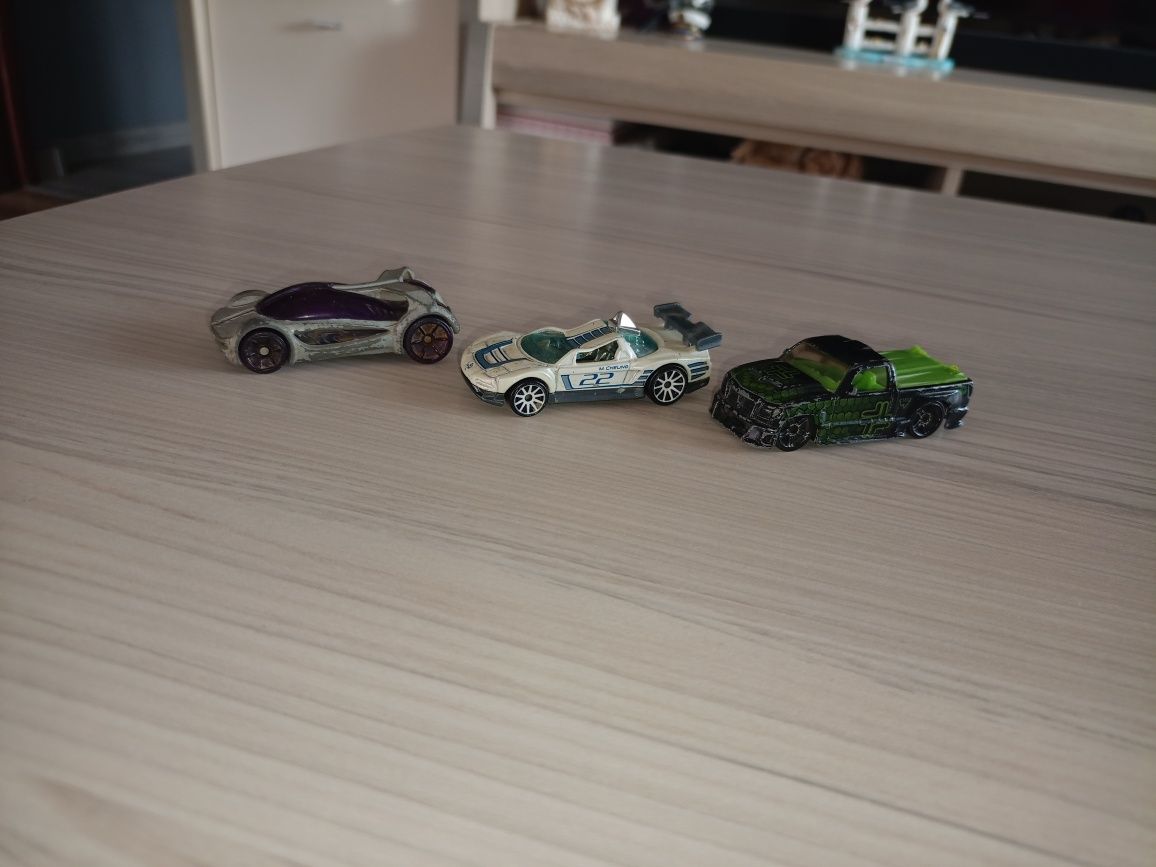 3 samochody Hot Wheels