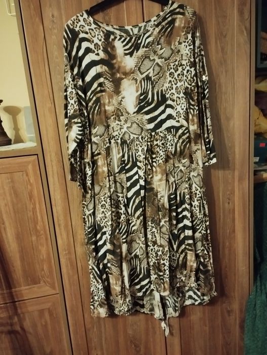 Sukienka w akcent zwierzęcy włoska