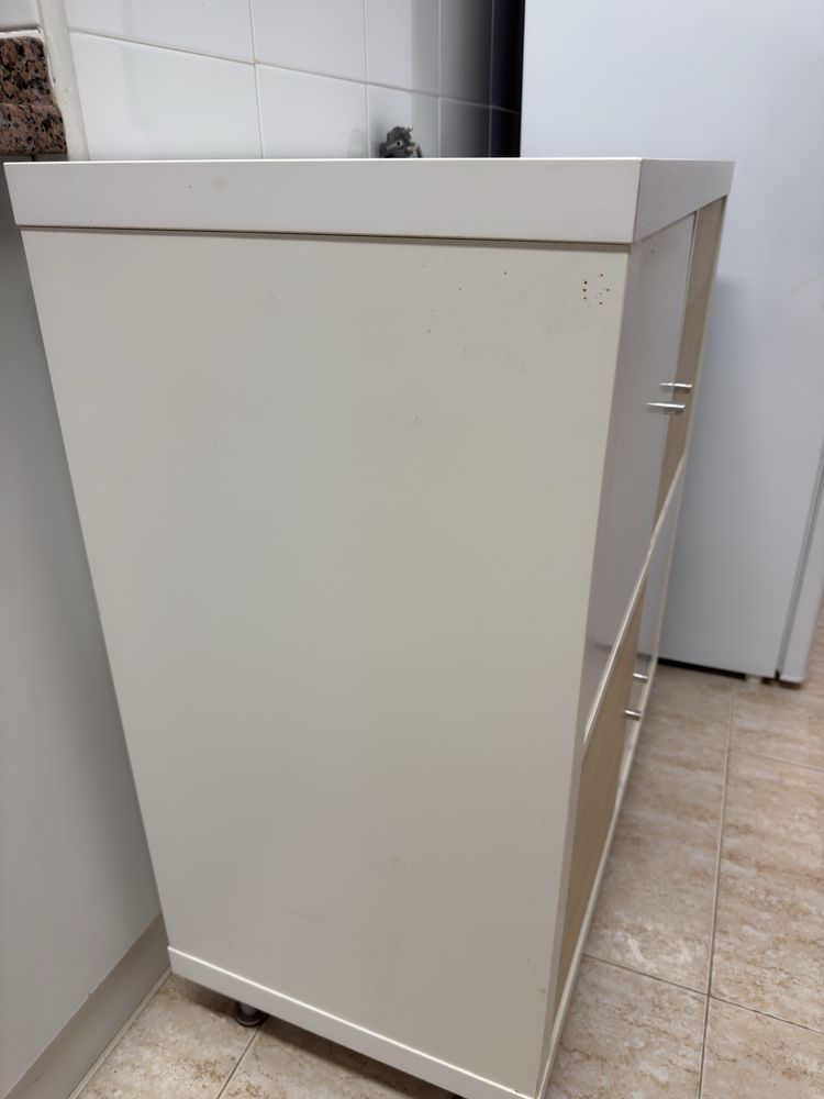 Móvel branco e castanho