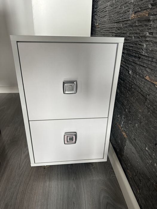 Biała komoda/organizator biurowy na kółkach