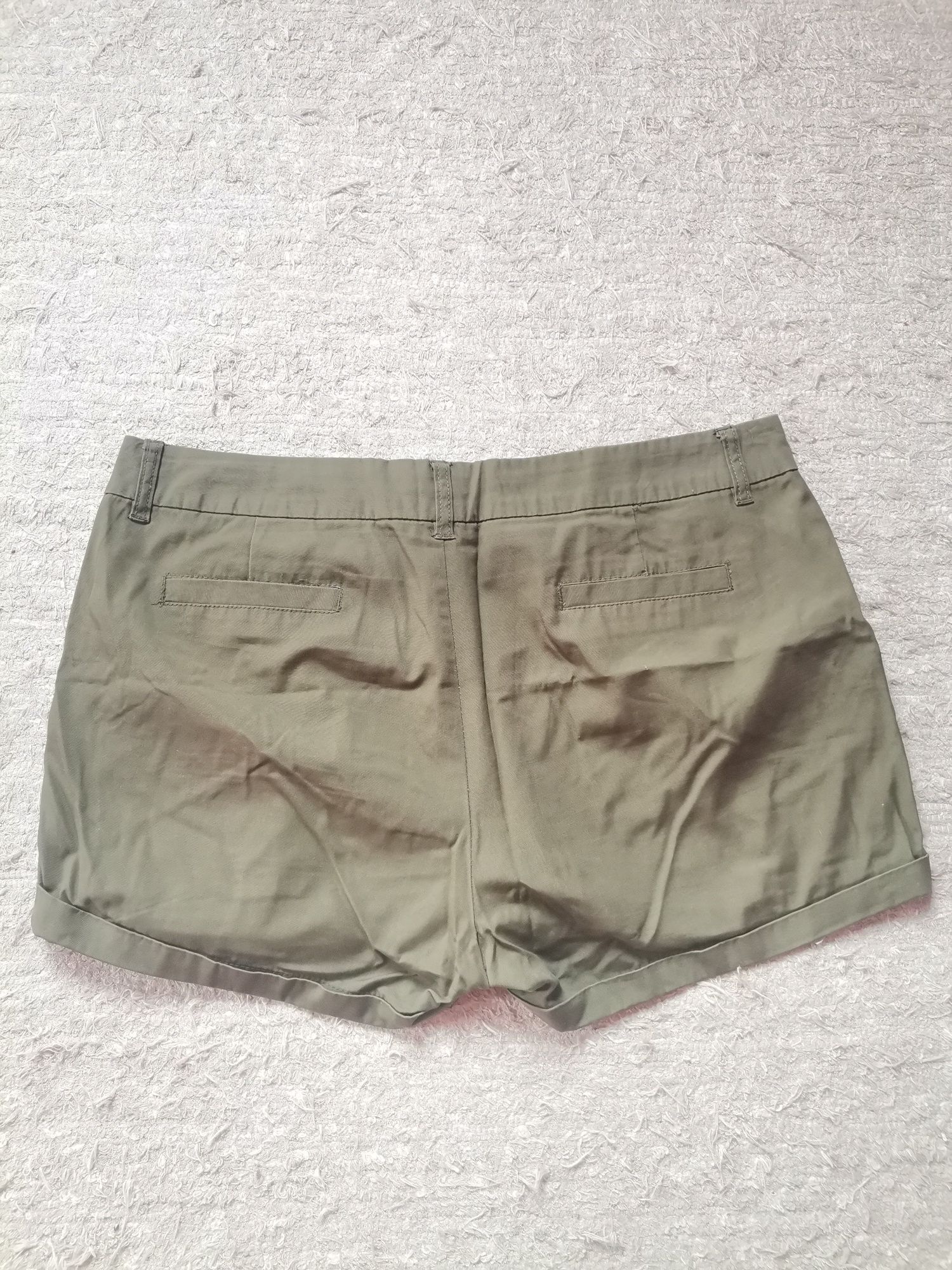 Calções verde tropa de mulher