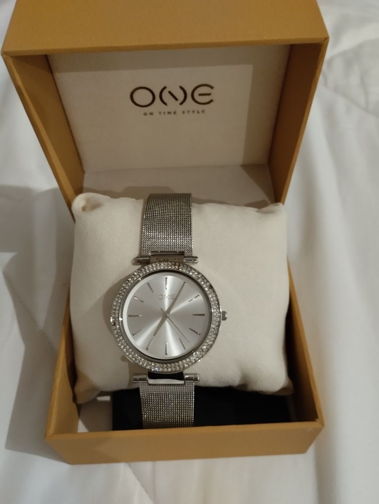 Relógio One original com brilhantes. Ótimo estado