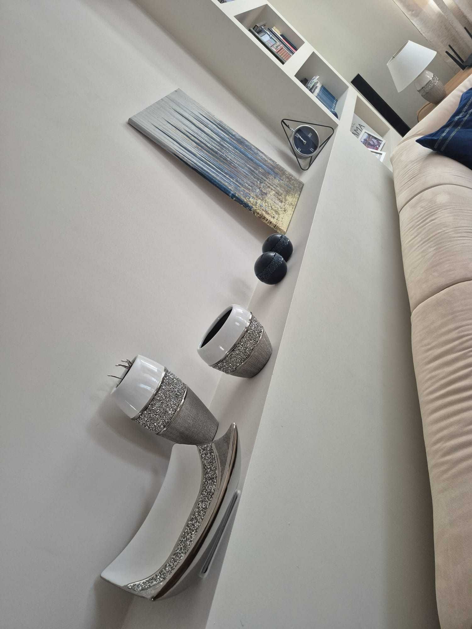 Wyposażenie salonu: wazony, patera i lampa