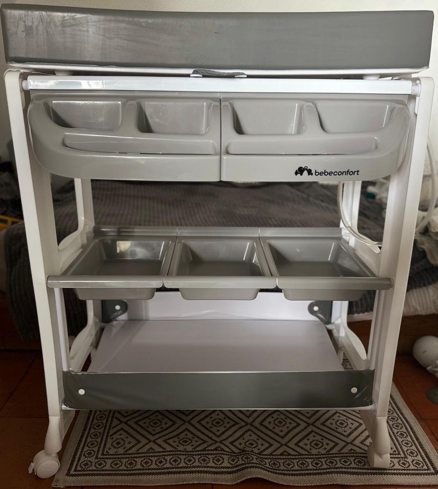 Banheira e mesa de troca de roupa e fraldas