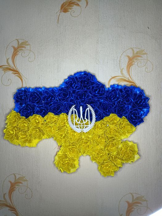 Карта України з атласних квітів в наявності. .