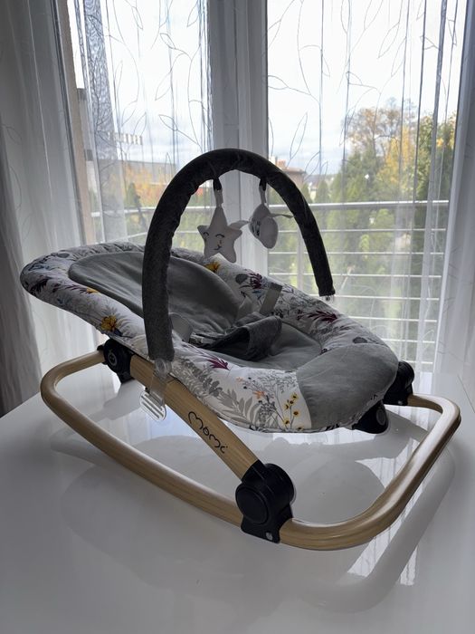 Drewniany bujaczek MoMi Lumiwood z funkcją drgań i melodyjkami.