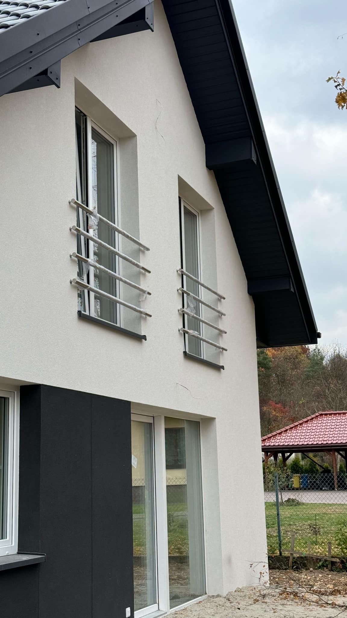 Balustrady nierdzewne zabezpieczenia okienne