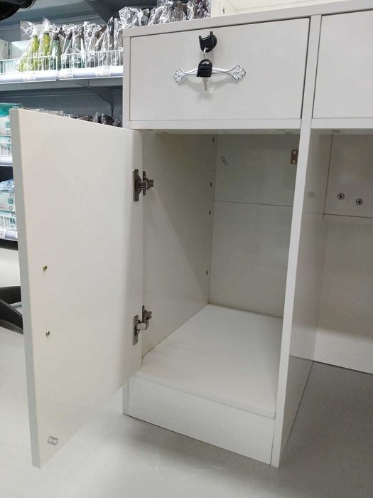 Balcão de Atendimento Novo e Profissional com Chaves e Luz