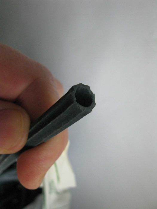 Трубка резиновая внутренний диаметр 6 мм, наружный около 9 мм