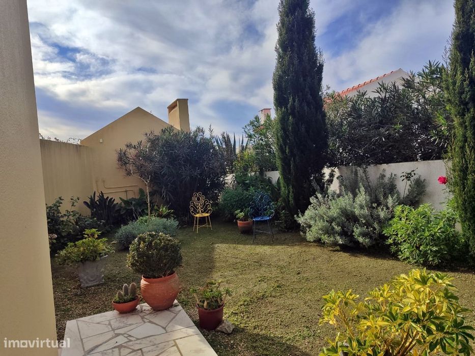 Andar de moradia, com jardim e estacionamento para 2 carros.