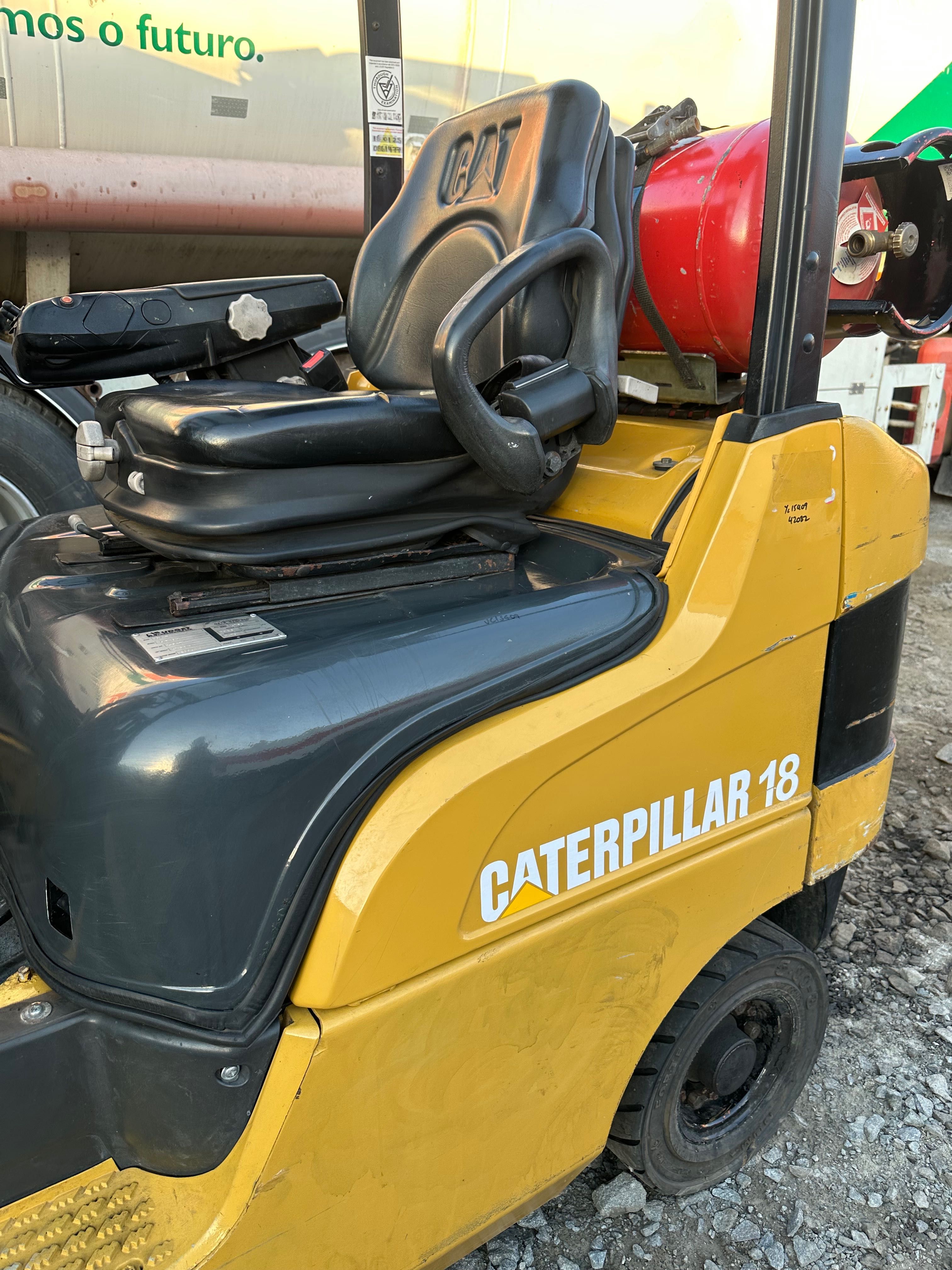 Навантажувач Caterpillar