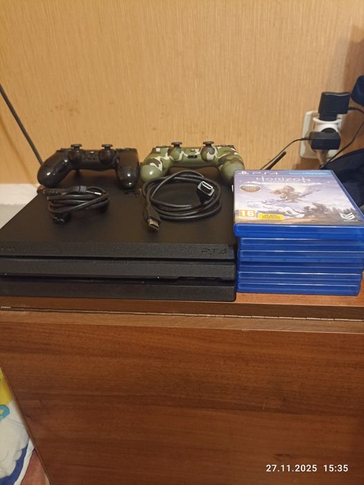 Продам ps4 pro 1tb в ідеальному стані з невеличким торгом