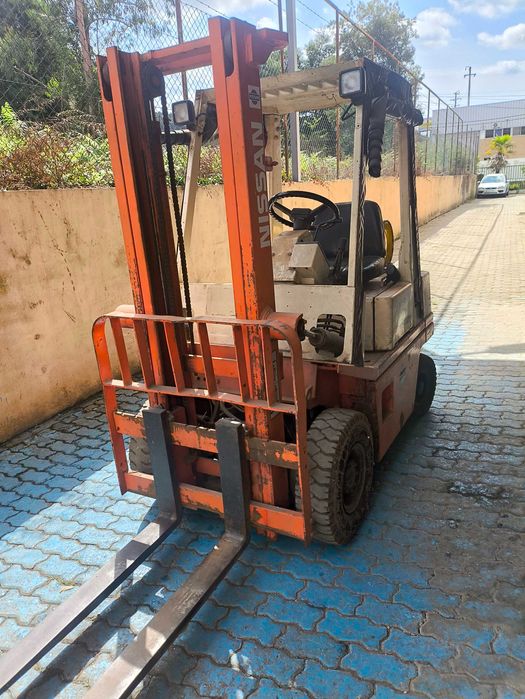 Empilhador Nissan 1500 kg Gás e Gasolina