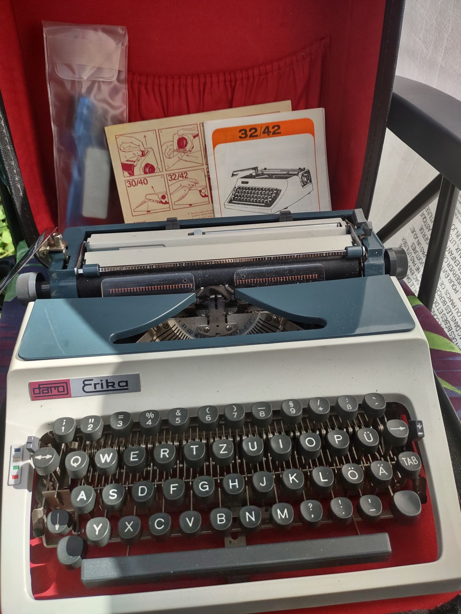 Maszyna do pisania z 1974 Erica Daro E 50 z walizką .