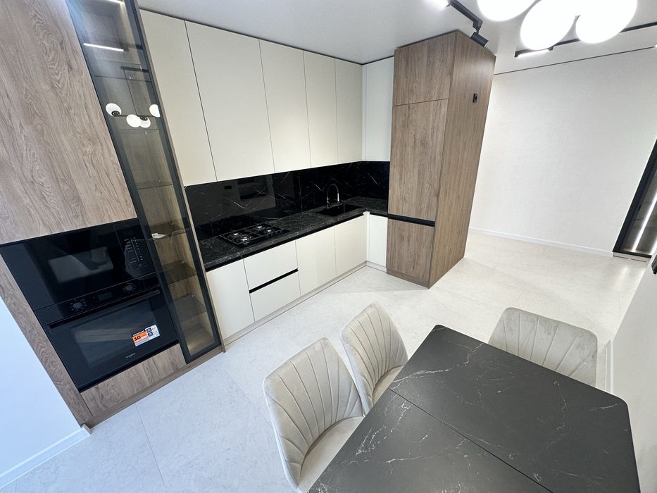 Продаю 2к з кухнею студією біля озера.