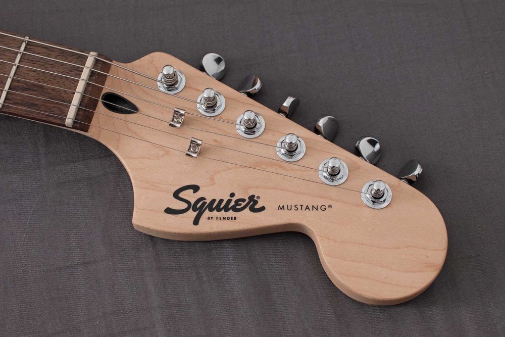 Squier FSR Mustang + Upgrades + Seymour Duncan Custom Flat Strat SSL-6