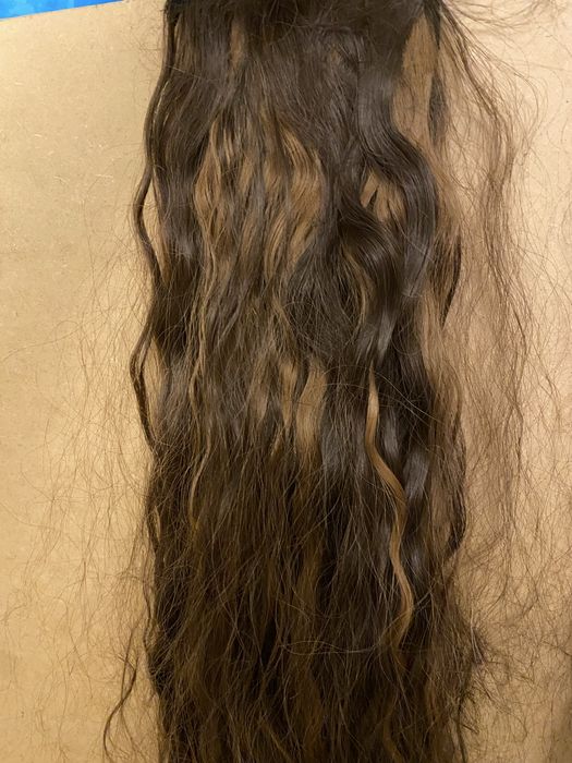 Kitka brąz pasemka fale 60 cm włosy syntetyczne doczepy.