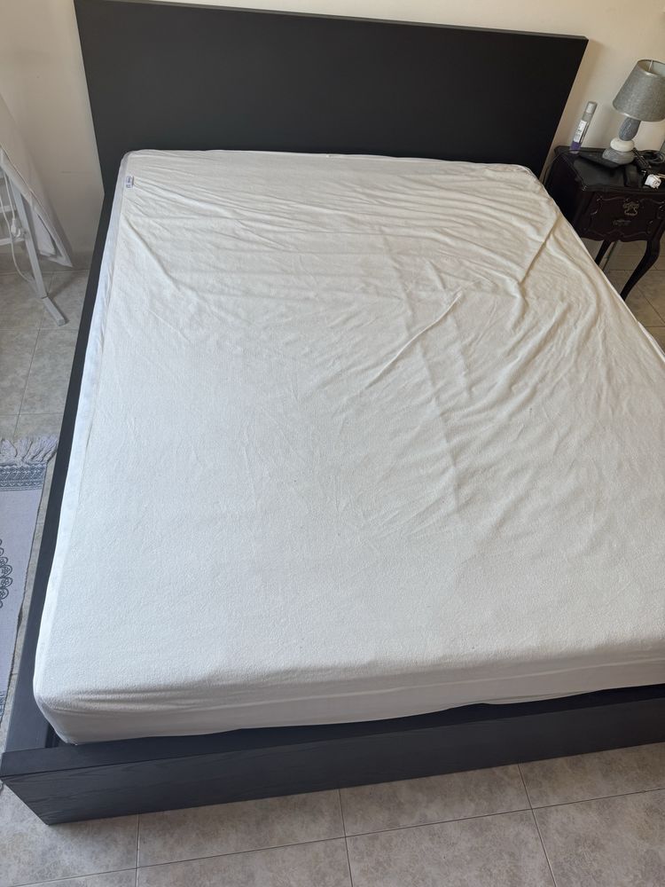 Cama + mesa de cabeceira 160x200 Ikea Malm completa
