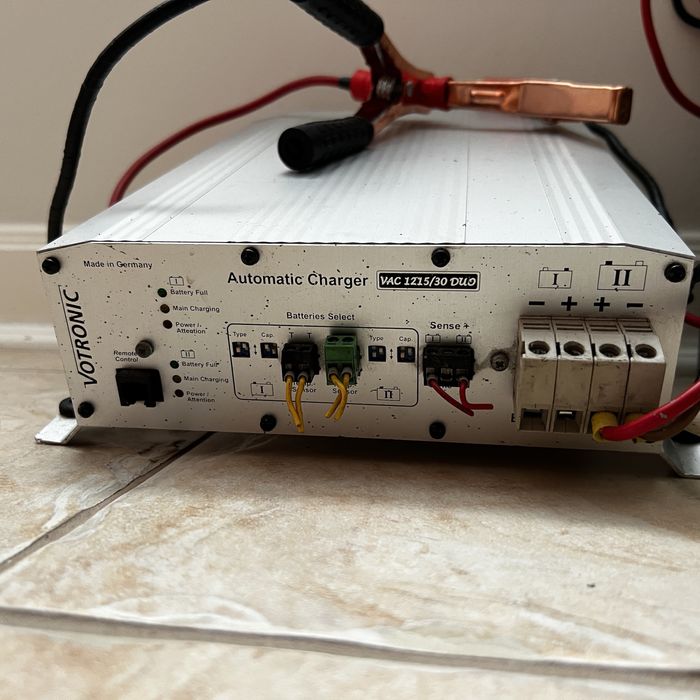 Батарея / акумулятор 12v 110 інвертор Victron Energy 12/230 500VA