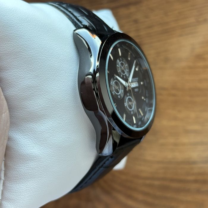 Чоловічий годинник Tissot чорного кольору на ремінці